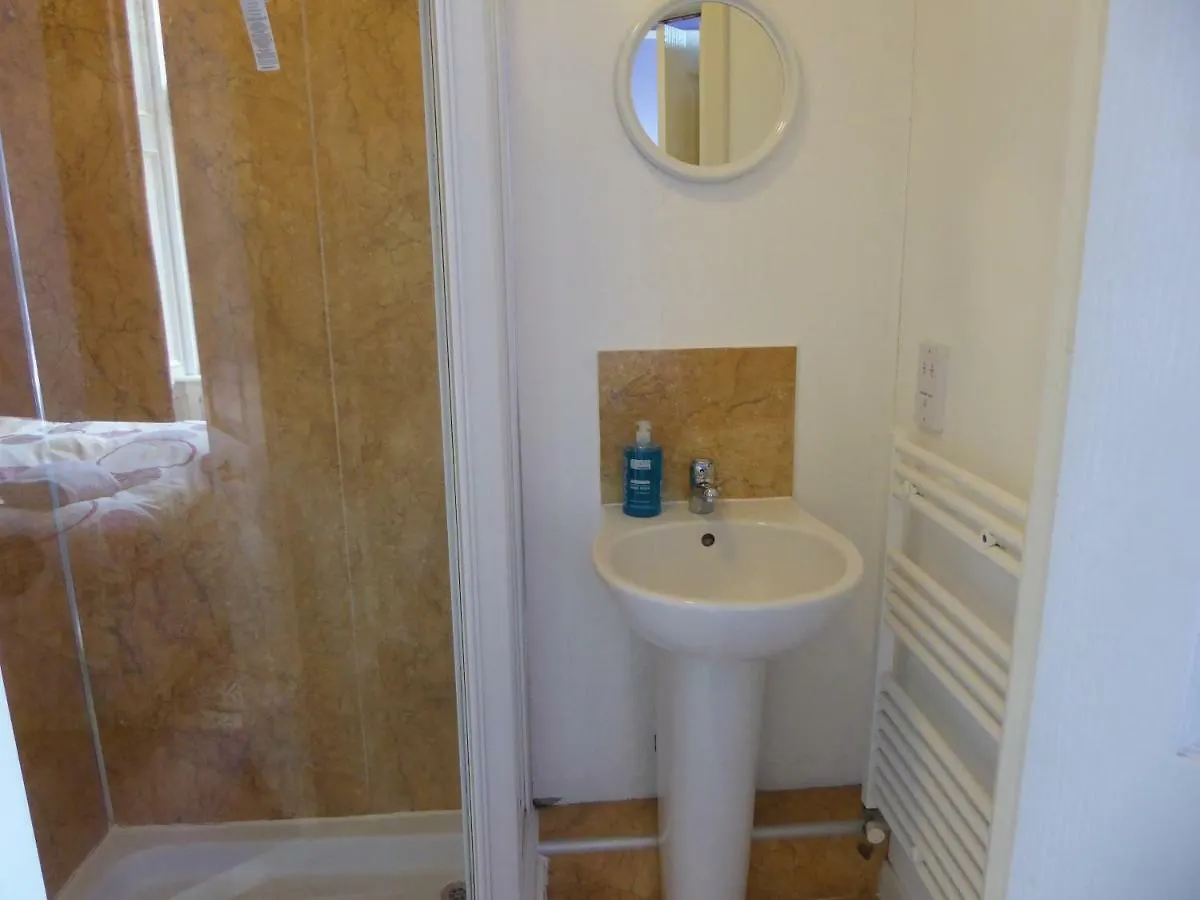 Seashells Guest House Αμπερντήν 3*,